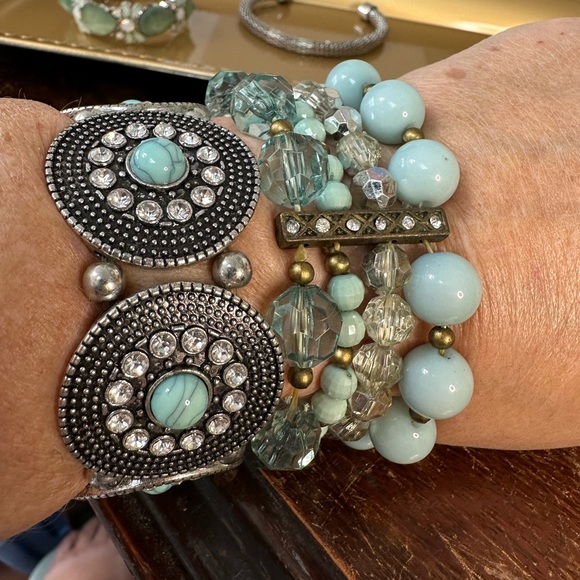 Set of 4 silvertone mint green bracelets - Picture 8 of 10